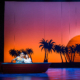 Bühnenbild Sonnenuntergang. Links Boot mit zwei Darstellenden.