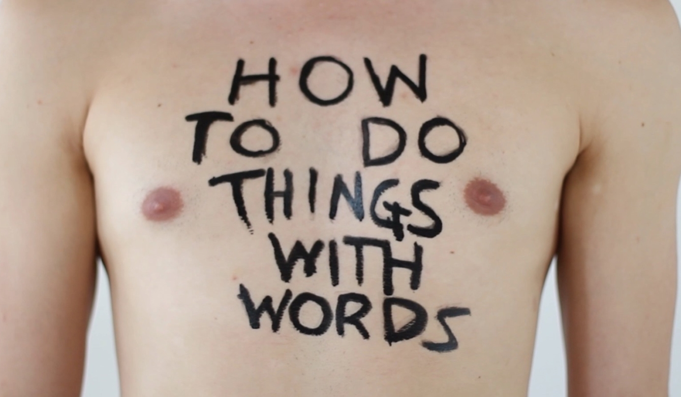 Foto auf Männerbrust geschrieben: How to do things with words.