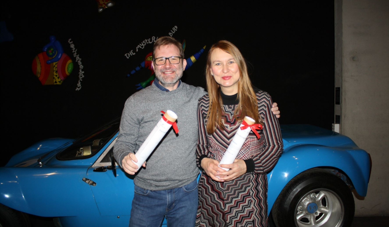 Foto von links Thomas Schmidt und Brigitte Schökle mit dem Diplom in der Hand