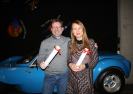 Foto von links Thomas Schmidt und Brigitte Schökle mit dem Diplom in der Hand