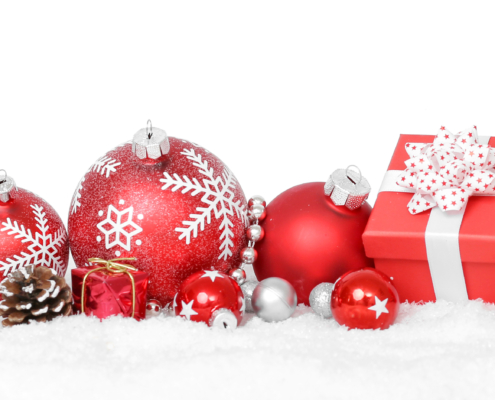 Weihnachtsbaumkugeln und Geschenke in Rot