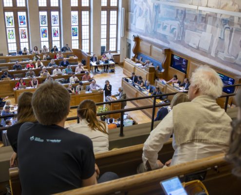 Gebannt verfolgen gehörlose und hörbehinderte Menschen die Debatte.